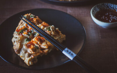 Koreański naleśnik z kimchi