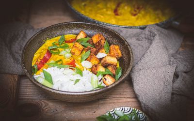 Żółte curry z mango i chrupiącym tofu