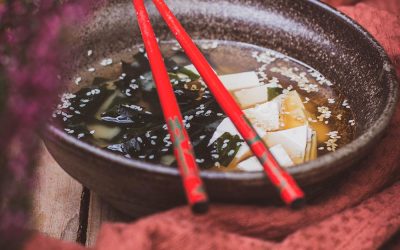 Japońska zupa miso z miękkim silken tofu