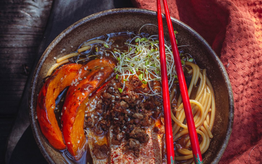 Wegański grzybowy ramen jesienny z dynią