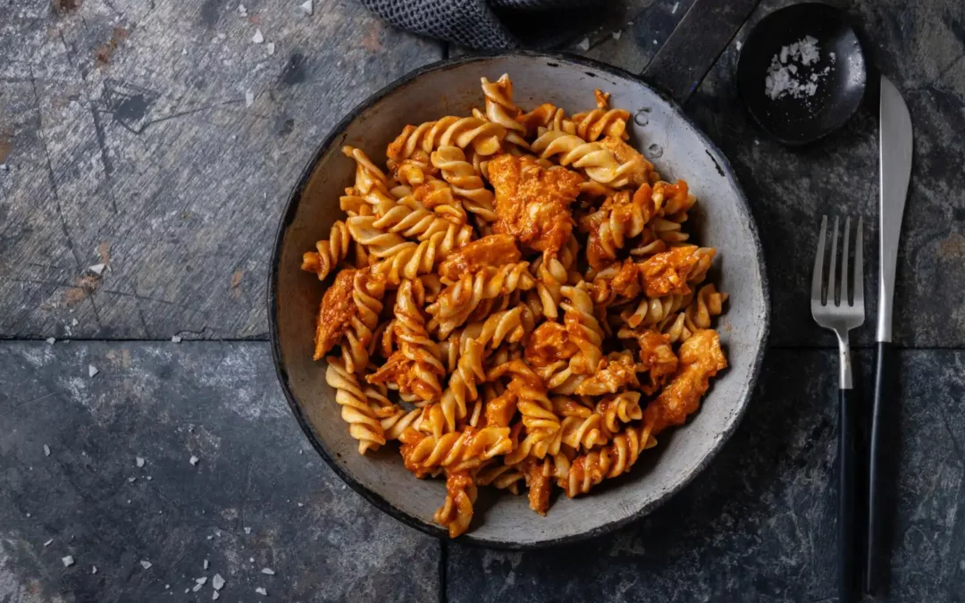 Makaron z wegańskim czerwonym pesto – szybki przepis
