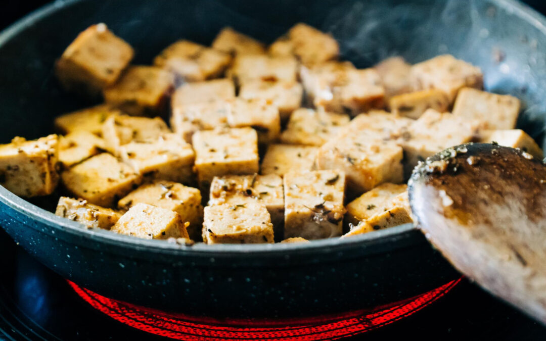 Jak przyrządzić tofu na patelni – prosty przepis krok po kroku