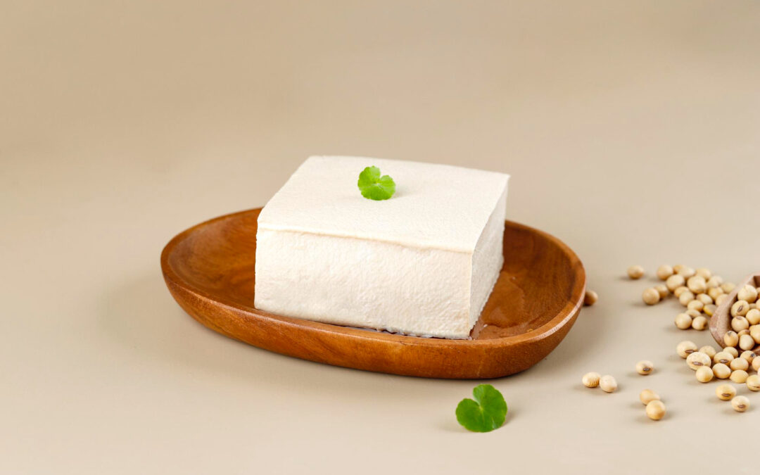 Tofu – co to takiego? Poznaj właściwości i zastosowania w kuchni