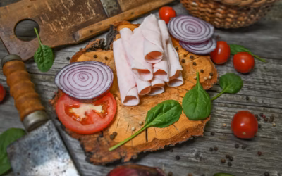 Domowa szynka – jak przygotować soczyste i aromatyczne mięso?